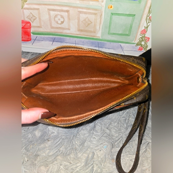 Louis Vuitton Signiture Monogram Vintage Wristlet/Clutch (EUC)(SEE PICS)(COA) - Picture 5 of 10